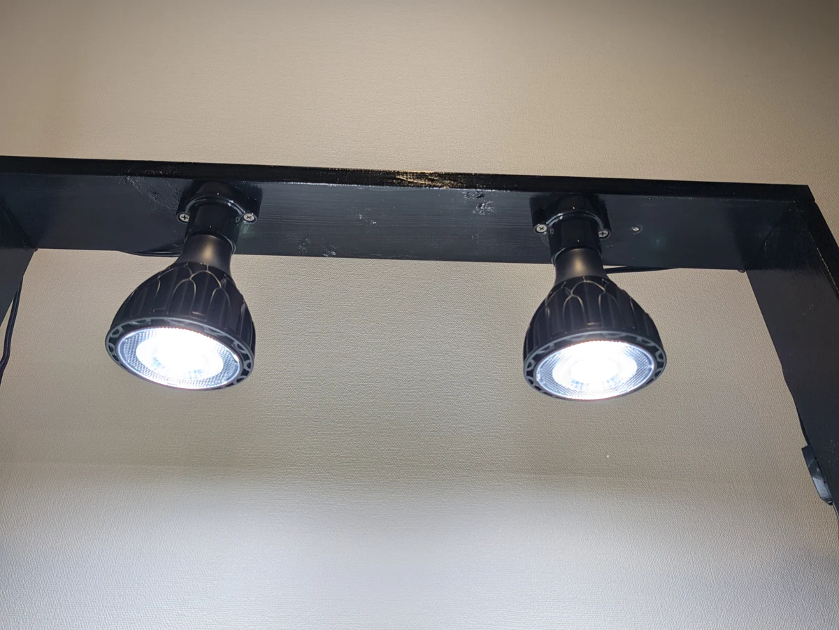 筆者が使用している、上部の器具に取り付けた2灯の電球型ライト