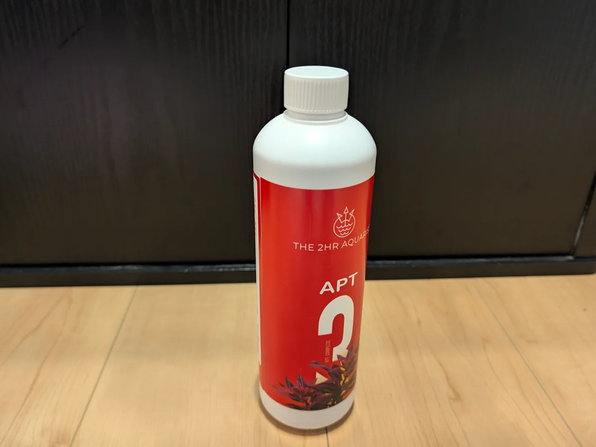 筆者が使用している水草用液肥のボトル。APTの正面ラベルが見える