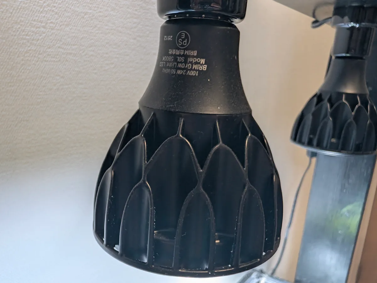 筆者が使用する黒い電球型ライト。背面にBRIM Grow Light LED、Model SOL、5800K、24Wの表示がある