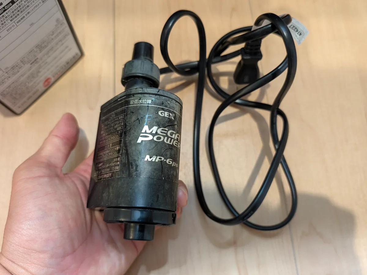 筆者のメガパワー用モーターを手に持った写真。GEX MEGA POWER MP-6psの型番表示